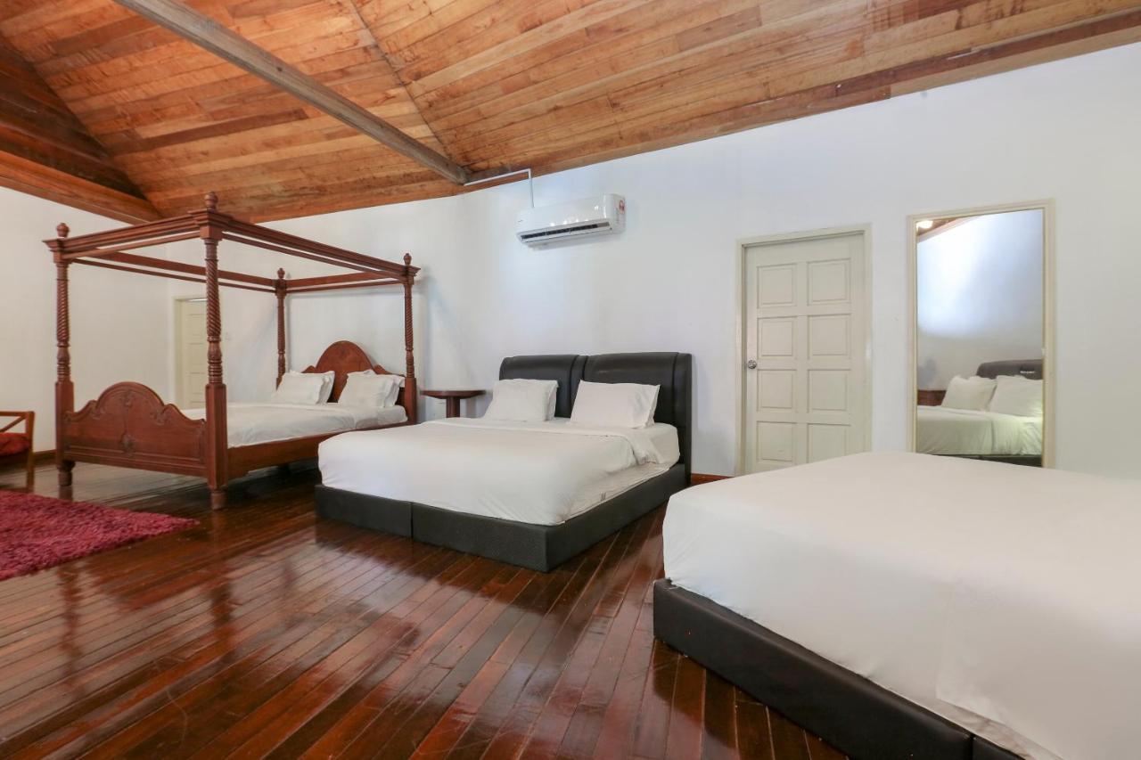 Villa Danialla Beach Resort Kampong Ayer Terjun Pinang Zewnętrze zdjęcie