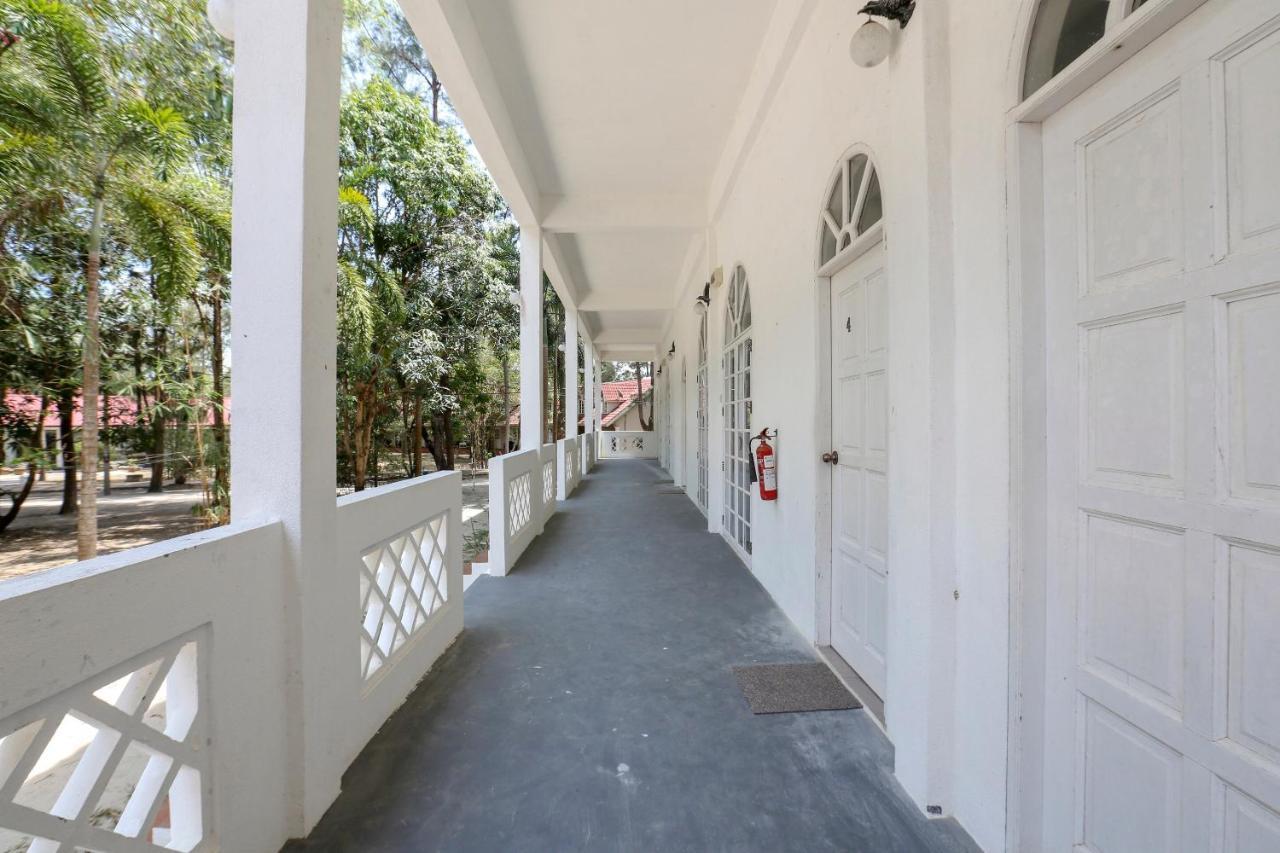 Villa Danialla Beach Resort Kampong Ayer Terjun Pinang Zewnętrze zdjęcie