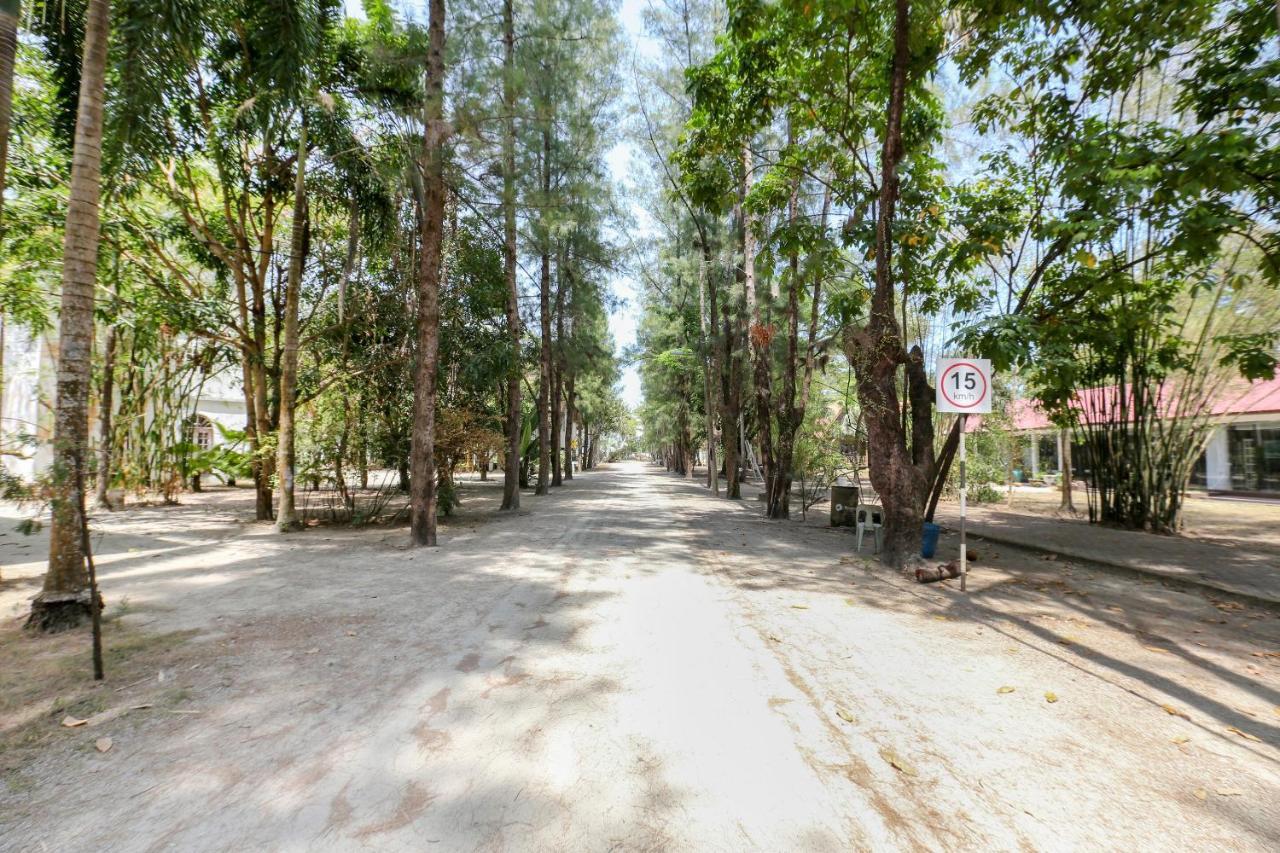 Villa Danialla Beach Resort Kampong Ayer Terjun Pinang Zewnętrze zdjęcie
