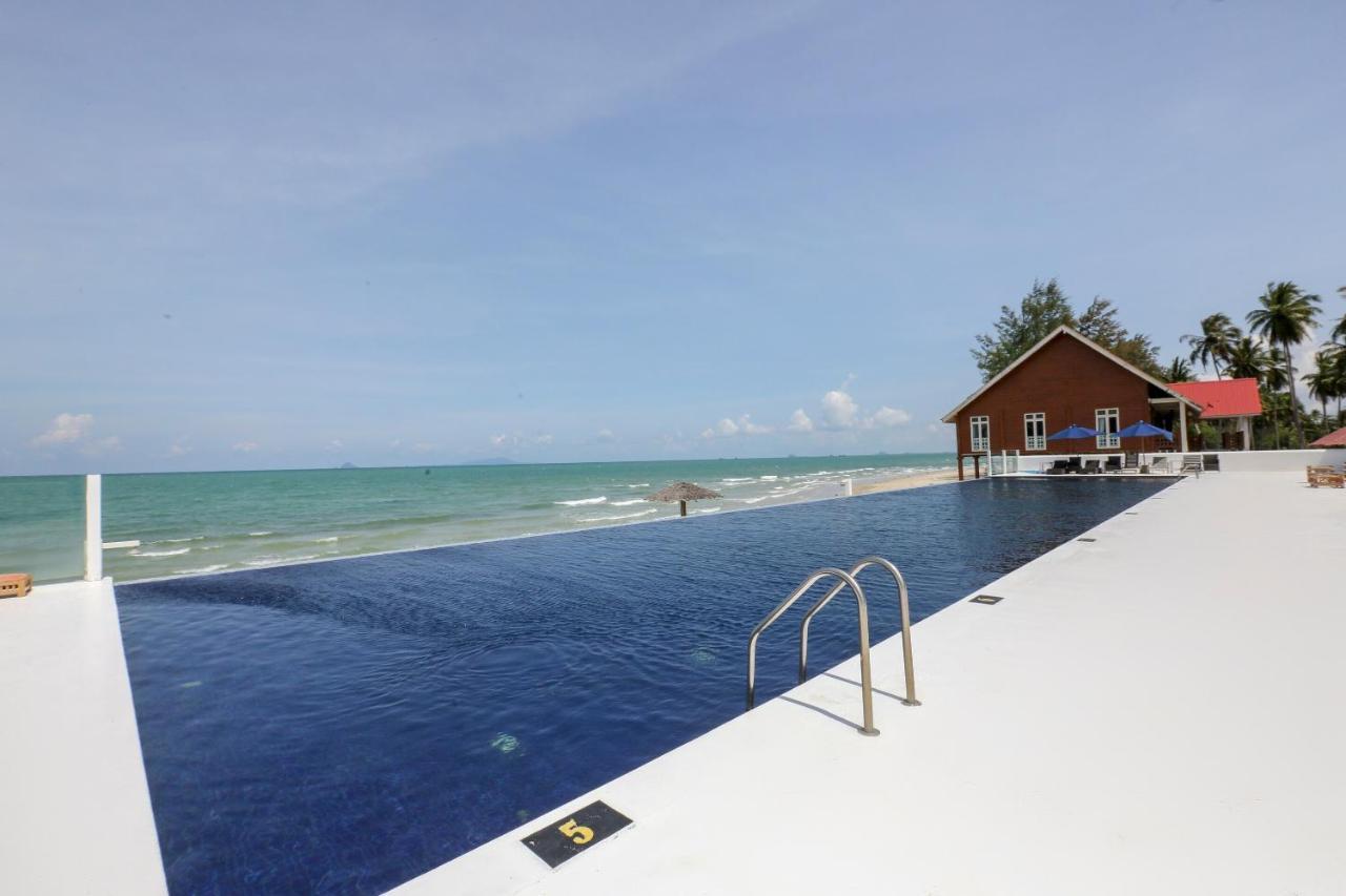 Villa Danialla Beach Resort Kampong Ayer Terjun Pinang Zewnętrze zdjęcie