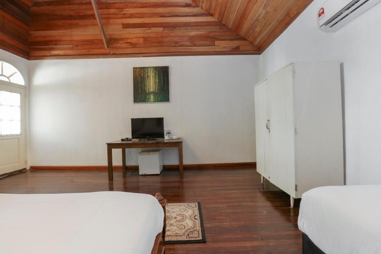 Villa Danialla Beach Resort Kampong Ayer Terjun Pinang Zewnętrze zdjęcie