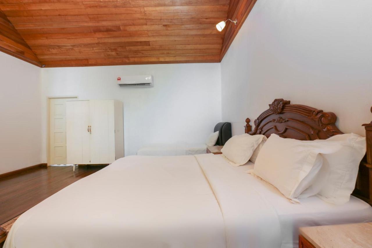 Villa Danialla Beach Resort Kampong Ayer Terjun Pinang Zewnętrze zdjęcie