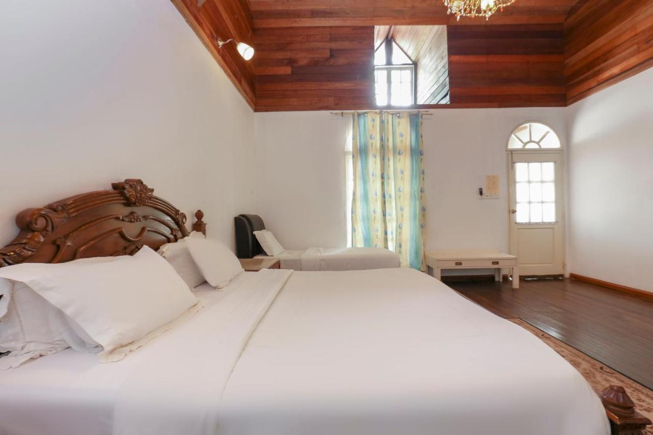 Villa Danialla Beach Resort Kampong Ayer Terjun Pinang Zewnętrze zdjęcie