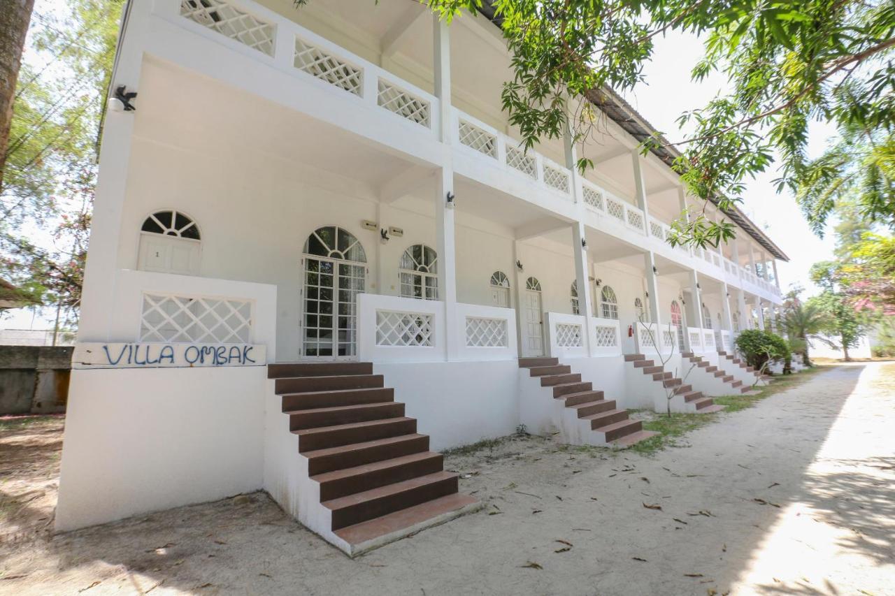 Villa Danialla Beach Resort Kampong Ayer Terjun Pinang Zewnętrze zdjęcie