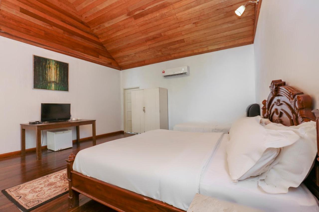 Villa Danialla Beach Resort Kampong Ayer Terjun Pinang Zewnętrze zdjęcie