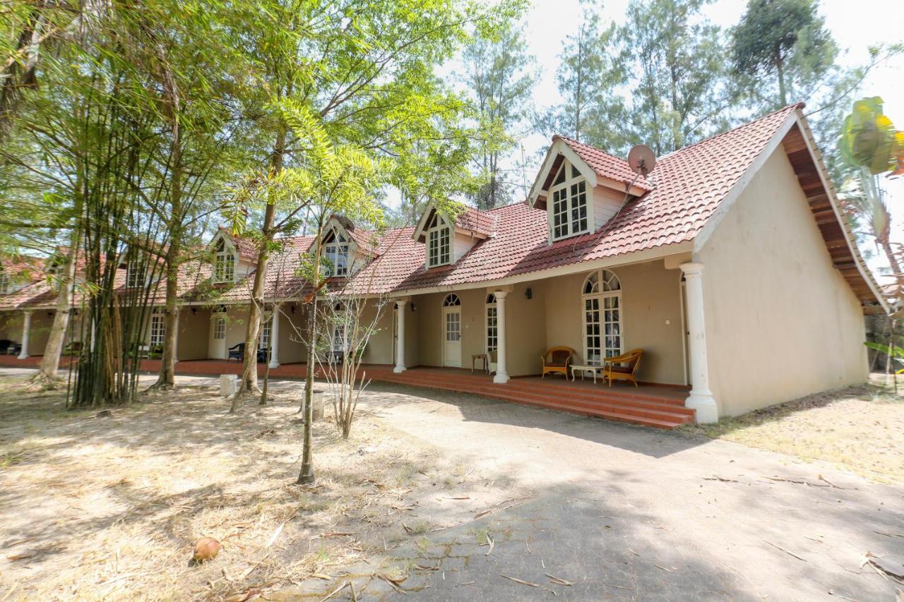 Villa Danialla Beach Resort Kampong Ayer Terjun Pinang Zewnętrze zdjęcie