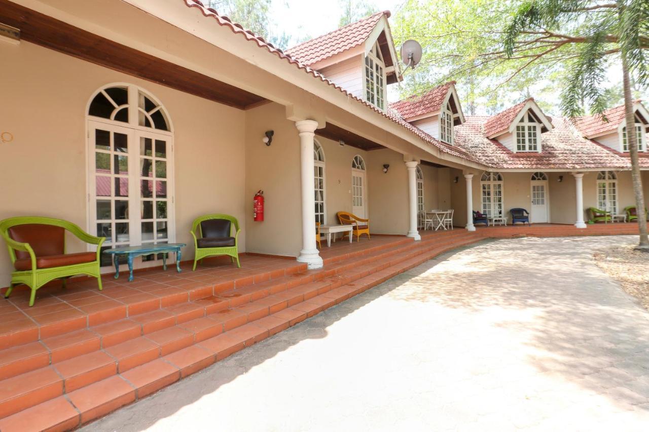 Villa Danialla Beach Resort Kampong Ayer Terjun Pinang Zewnętrze zdjęcie