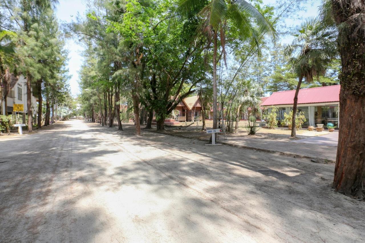 Villa Danialla Beach Resort Kampong Ayer Terjun Pinang Zewnętrze zdjęcie