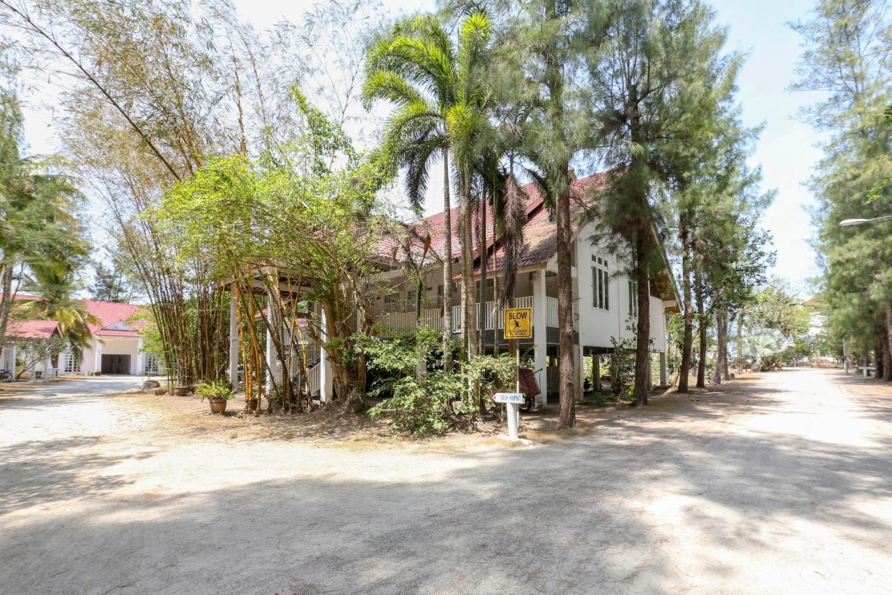 Villa Danialla Beach Resort Kampong Ayer Terjun Pinang Zewnętrze zdjęcie